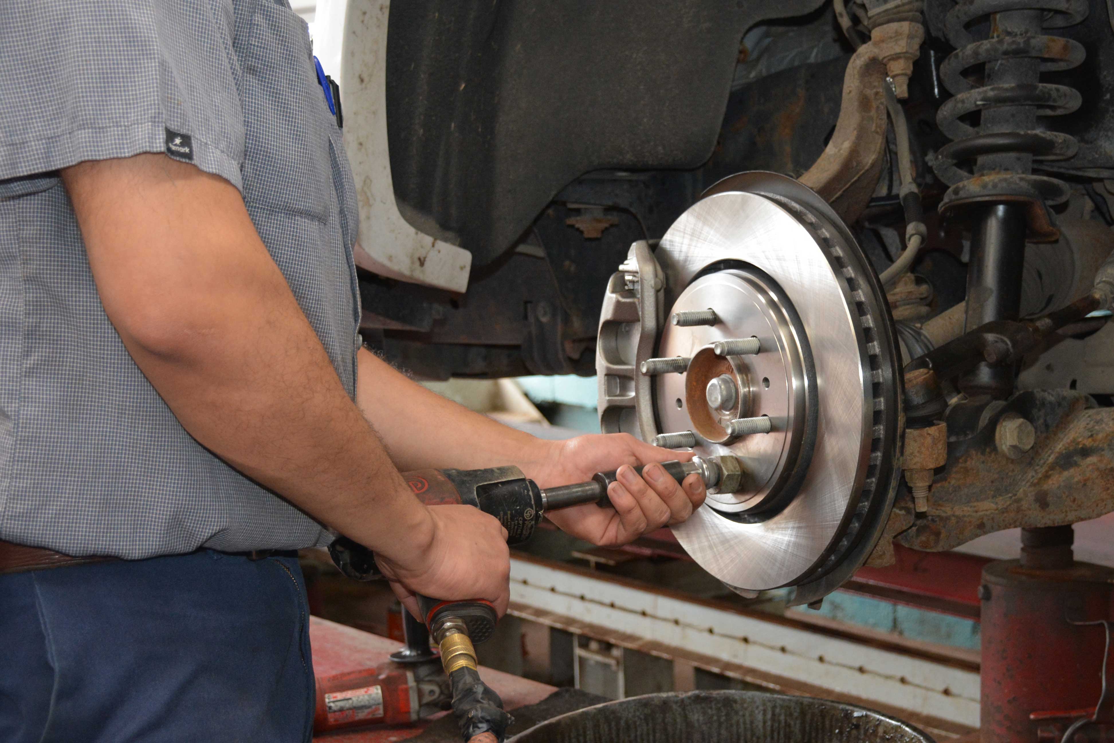 What is the Difference Between Auto Repair Shops and Dealerships?